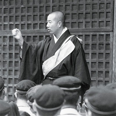 （写真：修学旅行生に語る高田好胤さん）