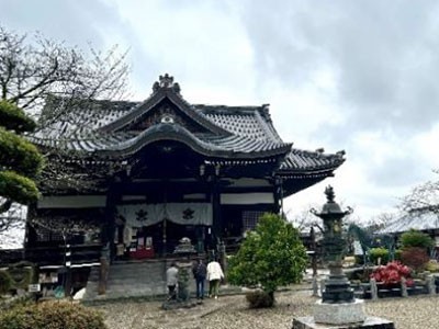 （飛鳥にある橘寺　燈籠の右に「黒駒」像）