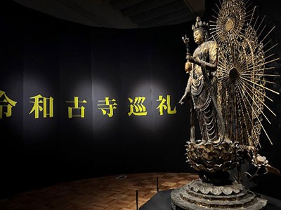 会場入り口：聖林寺の十一面観音菩薩（模刻）