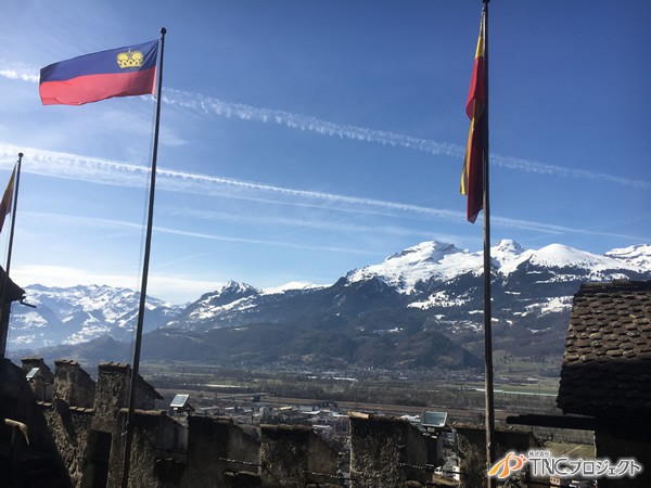 リヒテンシュタイン侯爵の住まいファドゥーツ城からの眺め 向こうの山はスイス